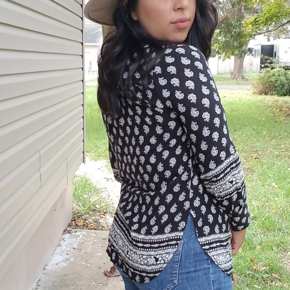 FREE TO BE ME FLORAL PRINT TOP - Picture 6 of 12